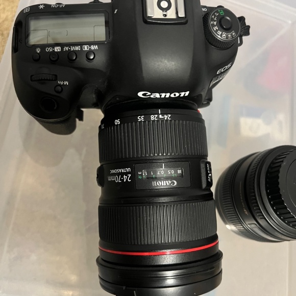 Canon Mark IV 5D camera and two lenses - Picture 3 of 4